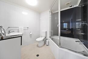 Inner-city 2-bed With Parking, Pool, Gym & BBQ