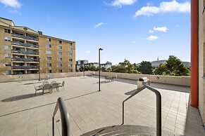 Inner-city 2-bed With Parking, Pool, Gym & BBQ