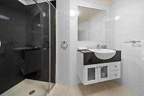 Inner-city 2-bed With Parking, Pool, Gym & BBQ