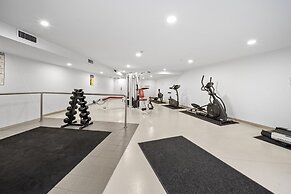Inner-city 2-bed With Parking, Pool, Gym & BBQ