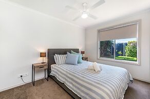 Spacious 3-bed Ground Level Beachside Stay