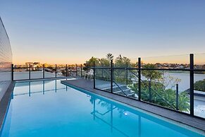 Spacious West End Apartment With Pool & BBQ Access