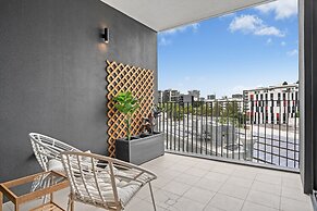 Spacious West End Apartment With Pool & BBQ Access