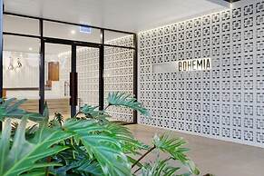 Spacious West End Apartment With Pool & BBQ Access