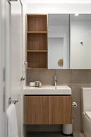 Spacious West End Apartment With Pool & BBQ Access