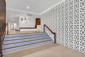 Spacious West End Apartment With Pool & BBQ Access