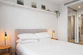 Spacious West End Apartment With Pool & BBQ Access