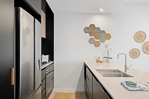 Spacious West End Apartment With Pool & BBQ Access