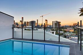 Spacious West End Apartment With Pool & BBQ Access