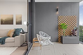 Spacious West End Apartment With Pool & BBQ Access