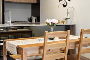 Spacious West End Apartment With Pool & BBQ Access