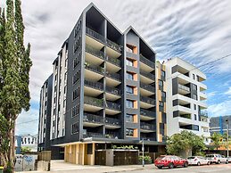 Spacious West End Apartment With Pool & BBQ Access