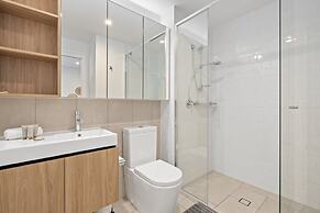 Spacious West End Apartment With Pool & BBQ Access