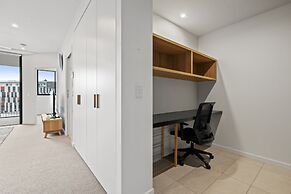 Spacious West End Apartment With Pool & BBQ Access