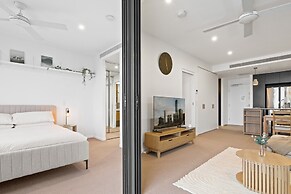 Spacious West End Apartment With Pool & BBQ Access