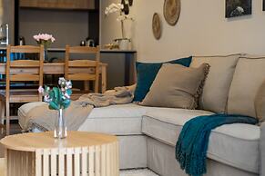 Spacious West End Apartment With Pool & BBQ Access