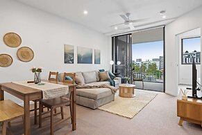 Spacious West End Apartment With Pool & BBQ Access