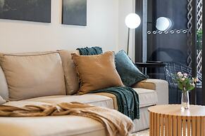 Spacious West End Apartment With Pool & BBQ Access