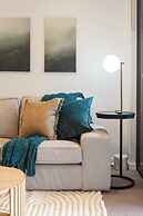 Spacious West End Apartment With Pool & BBQ Access