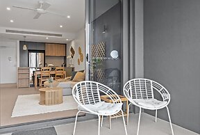 Spacious West End Apartment With Pool & BBQ Access