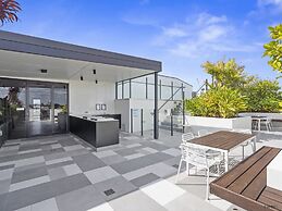Spacious West End Apartment With Pool & BBQ Access