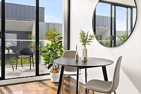 Bright 1BR Apartment Near Maribyrnong River