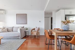 Bright 2-bed Apartment With Balcony & Garage