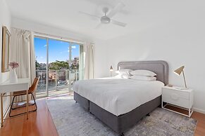 Bright 2-bed Apartment With Balcony & Garage
