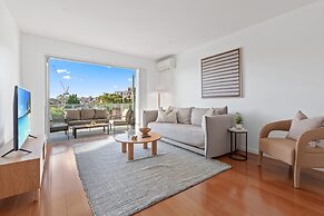 Bright 2-bed Apartment With Balcony & Garage