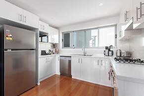 Bright 2-bed Apartment With Balcony & Garage