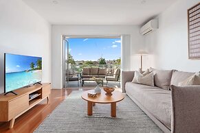Bright 2-bed Apartment With Balcony & Garage