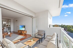 Bright 2-bed Apartment With Balcony & Garage