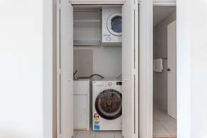 Bright 2-bed Apartment With Balcony & Garage
