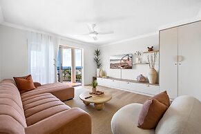 Bright 2-bed Apartment With Stunning Ocean Views