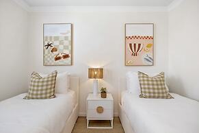 Bright 2-bed Apartment With Stunning Ocean Views
