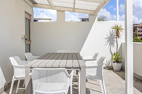 Bright 2-bed Apartment With Stunning Ocean Views