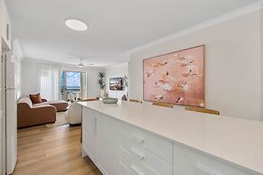 Bright 2-bed Apartment With Stunning Ocean Views