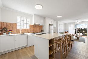 Bright 2-bed Apartment With Stunning Ocean Views