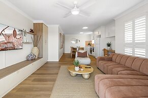 Bright 2-bed Apartment With Stunning Ocean Views