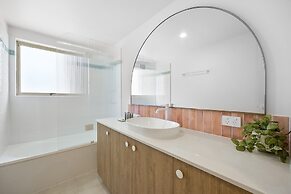 Bright 2-bed Apartment With Stunning Ocean Views