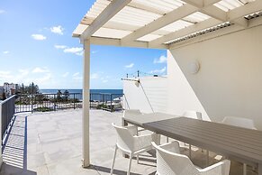 Bright 2-bed Apartment With Stunning Ocean Views