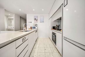 Canberra Lakefront 2-bed With Pool,