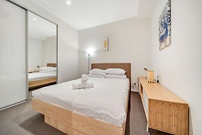 Canberra Lakefront 2-bed With Pool,