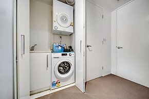 Canberra Lakefront 2-bed With Pool,