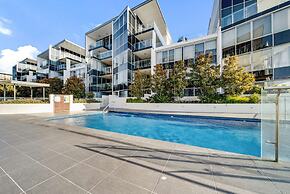 Canberra Lakefront 2-bed With Pool,