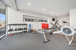 Canberra Lakefront 2-bed With Pool,