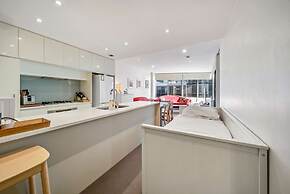Canberra Lakefront 2-bed With Pool,