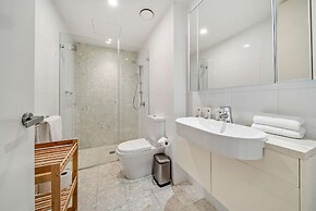 Canberra Lakefront 2-bed With Pool,