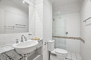 Bright 1-bed Apartment Steps From Collins Street