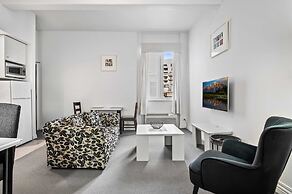 Bright 1-bed Apartment Steps From Collins Street